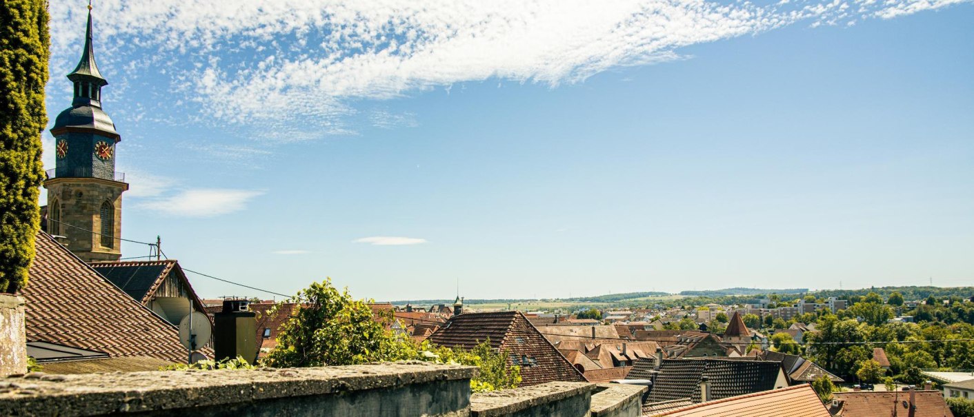 Panoramablick &uuml;ber die D&auml;cher von Vaihingen an der Enz mit einem markanten Kirchturm im Vordergrund und klarem Himmel., &copy; Stuttgart-Marketing GmbH, Sarah Schmid