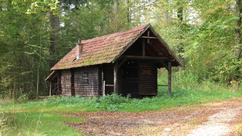 Der Weg führt an einer Holzhütte vorbei, © Bad Urach Tourismus
