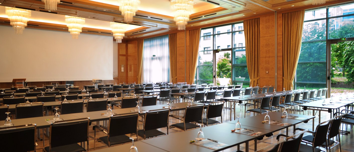 Eleganter Konferenzraum im Pullman Stuttgart Fontana mit Kronleuchtern, Tischen und Stühlen, bereit für eine Veranstaltung. Große Fenster bieten Blick ins Grüne., © Pullman Stuttgart Fontana Eleganter Konferenzraum im Pullman Stuttgart Fontana mit Kronleuchtern, Tischen und Stühlen, bereit für eine Veranstaltung. Große Fenster bieten Blick ins Grüne., © Pullman Stuttgart Fontana