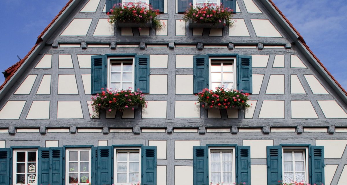 Fachwerkhaus mit blauen Fensterläden und Blumenkästen, modernes Glasportal im Erdgeschoss, blauer Himmel im Hintergrund., © Waiblingen - Stuttgart-Marketing GmbH Fachwerkhaus mit blauen Fensterläden und Blumenkästen, modernes Glasportal im Erdgeschoss, blauer Himmel im Hintergrund., © Waiblingen - Stuttgart-Marketing GmbH