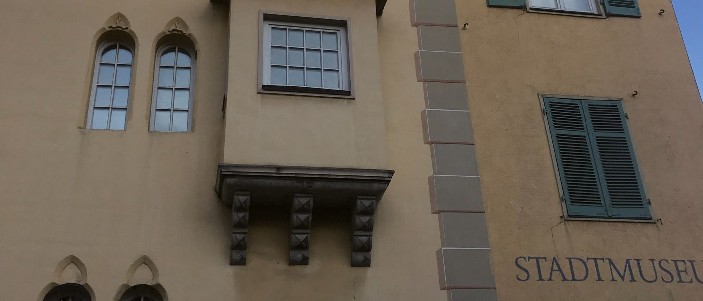 Fassade des Stadtmuseums Esslingen mit mehreren Fenstern, darunter zwei gotische Fenster und ein Erker. Der Schriftzug 'STADTMUSEUM' ist sichtbar., © SMG