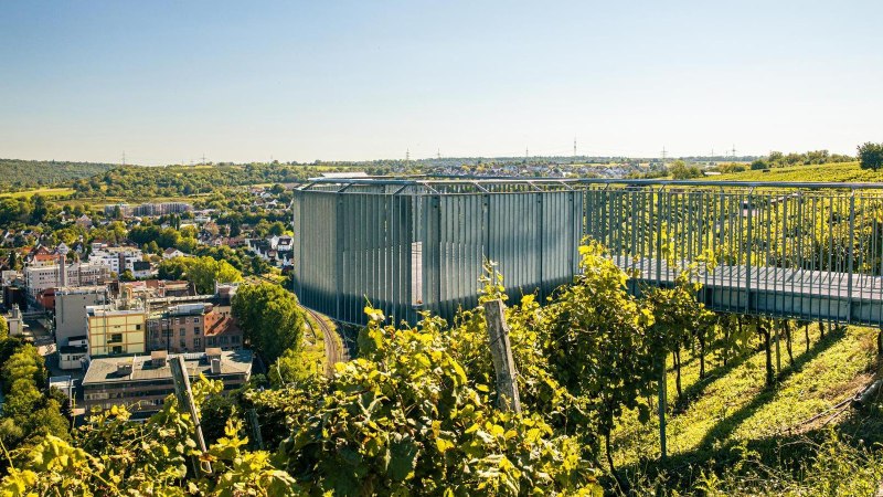 Die Aussichtskanzel in Besigheim bietet einen weiten Blick über die Stadt und die umliegenden Weinberge unter klarem Himmel., © Stuttgart-Marketing GmbH, Sarah Schmid
