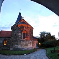 Die Stiftskirche Faurndau bei Dämmerung, umgeben von Bäumen und einem Kiesweg. Der Himmel ist leicht bewölkt., © Stadtmarketing Göppingen Die Stiftskirche Faurndau bei Dämmerung, umgeben von Bäumen und einem Kiesweg. Der Himmel ist leicht bewölkt., © Stadtmarketing Göppingen