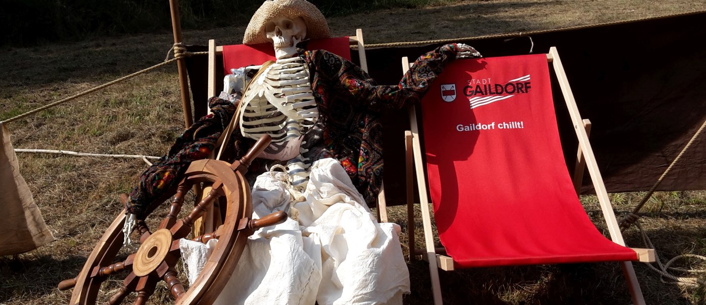 Skelett im Piratenkostüm mit rotem Liegestuhl von Gaildorf chillt, © Petra Natzkowski