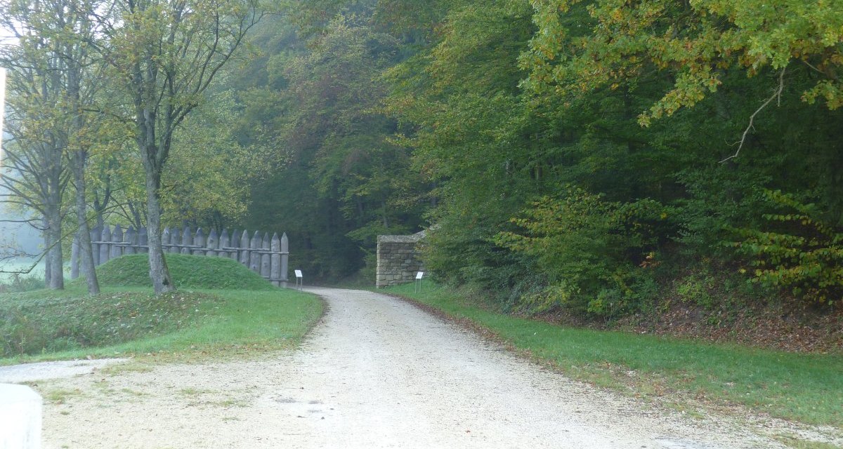Ein Weg führt durch einen Wald, gesäumt von Bäumen. Links steht ein Holzzaun, rechts eine kleine Steinmauer. Herbstliche Farben dominieren., © Remstal Tourismus e.V. Ein Weg führt durch einen Wald, gesäumt von Bäumen. Links steht ein Holzzaun, rechts eine kleine Steinmauer. Herbstliche Farben dominieren., © Remstal Tourismus e.V.
