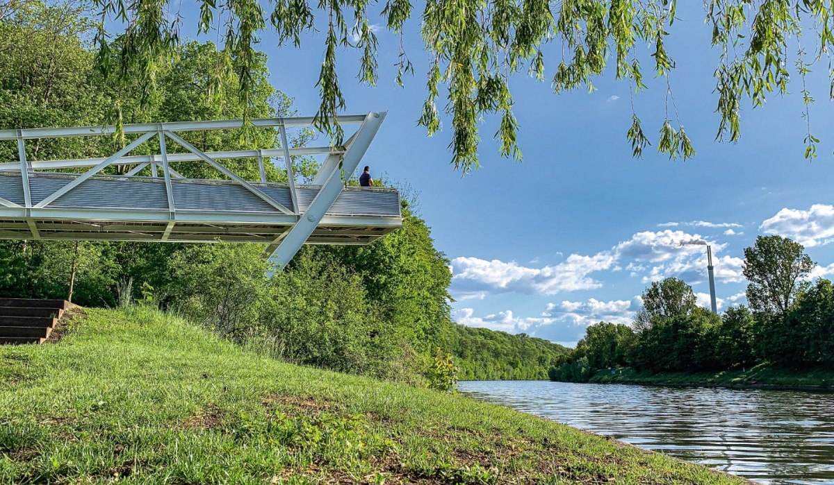 Moderne Landungsbrücke im Weidachtal über einem Fluss, umgeben von grüner Natur und blauem Himmel., © Remstal Tourismus e.V.