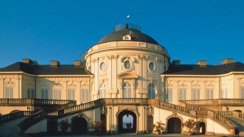 Schloss Solitude mit symmetrischen Treppen und einer zentralen Kuppel vor einem klaren blauen Himmel., © Sindelfingen - Stuttgart-Marketing GmbH Schloss Solitude mit symmetrischen Treppen und einer zentralen Kuppel vor einem klaren blauen Himmel., © Sindelfingen - Stuttgart-Marketing GmbH