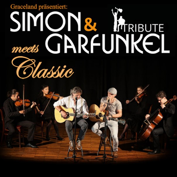 Zwei Musiker mit Gitarren sitzen auf der Bühne, flankiert von einem Streichquartett. Oben steht 'Simon & Garfunkel Tribute meets Classic'. Schwarzer Hintergrund., © Graceland Zwei Musiker mit Gitarren sitzen auf der Bühne, flankiert von einem Streichquartett. Oben steht 'Simon & Garfunkel Tribute meets Classic'. Schwarzer Hintergrund., © Graceland