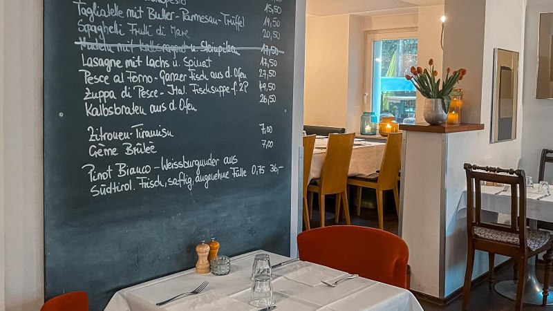 Restaurant mit Tafelmen&uuml; und gedeckten Tischen. Kerzen und Blumen sorgen f&uuml;r eine gem&uuml;tliche Atmosph&auml;re., &copy; Little Italy, Stuttgart