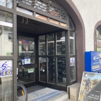 Eingang eines Fahrradgeschäfts mit Glasfront, ZEG-Logo und Werbetafel. Ein Fahrrad steht im Eingangsbereich. Schriftzug 'Zweirad-Eckstein' sichtbar., © Lena Besemer Eingang eines Fahrradgeschäfts mit Glasfront, ZEG-Logo und Werbetafel. Ein Fahrrad steht im Eingangsbereich. Schriftzug 'Zweirad-Eckstein' sichtbar., © Lena Besemer