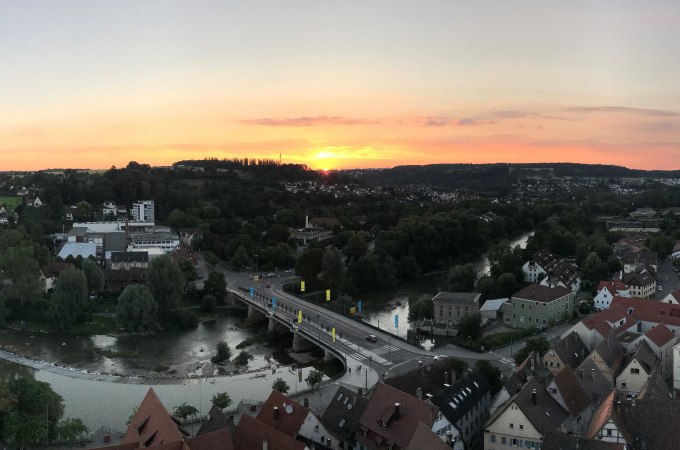 Panoramablick auf N&uuml;rtingen bei Sonnenuntergang. Eine Br&uuml;cke &uuml;berquert den Fluss, umgeben von H&auml;usern und gr&uuml;ner Landschaft., &copy; Stadt N&uuml;rtingen