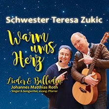 Albumcover mit Schwester Teresa Zukic und Johannes Matthias Roth, der eine Gitarre hält. Titel: 'Warm ums Herz'. Hintergrund mit Sternenhimmel., © links im Bild