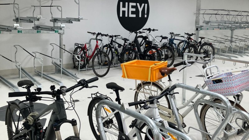Fahrradparkhaus mit abgestellten Fahrr&auml;dern und einem "HEY!"-Schild an der Wand., &copy; Stadt Esslingen am Neckar