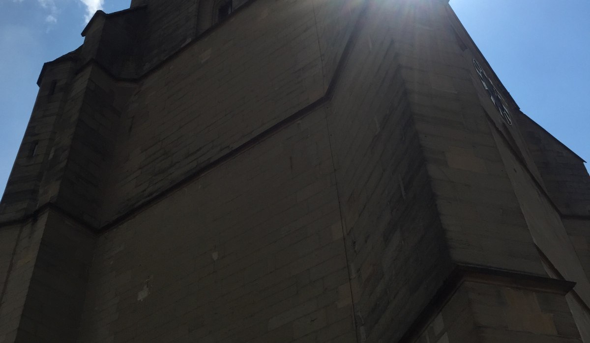 Blick auf den Kirchturm der Kirche Herrenberg mit Uhr, die Sonne scheint hell dahinter hervor., © www.pro-cycl.de Blick auf den Kirchturm der Kirche Herrenberg mit Uhr, die Sonne scheint hell dahinter hervor., © www.pro-cycl.de