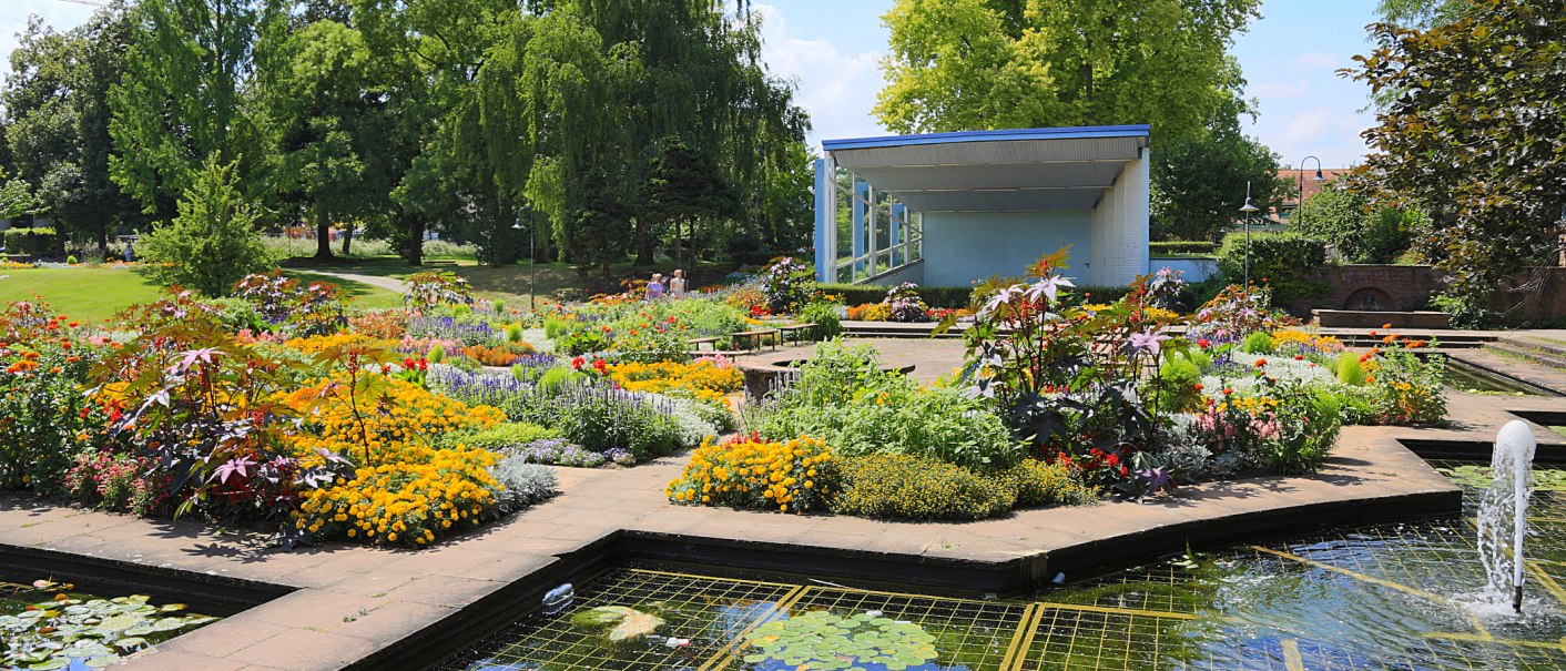 Bunter Stadtgarten mit Blumenbeeten, einem Pavillon und einem kleinen Teich mit Springbrunnen in Kornwestheim., © Stadt Kornwestheim Bunter Stadtgarten mit Blumenbeeten, einem Pavillon und einem kleinen Teich mit Springbrunnen in Kornwestheim., © Stadt Kornwestheim