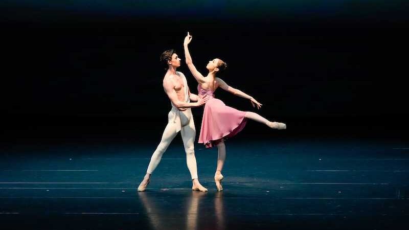 Zwei Balletttänzer auf der Bühne, der Mann in weiß, die Frau in rosa, in einer eleganten Pose. Dunkler Hintergrund., © Kulturbüro Schwäbisch Gmünd