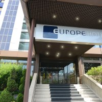 Eingang eines modernen Hotels mit dem Schild 'Europe Hotels Kongresshotel' über der Treppe. Links sind grüne Büsche zu sehen., © Europe Hotels International Eingang eines modernen Hotels mit dem Schild 'Europe Hotels Kongresshotel' über der Treppe. Links sind grüne Büsche zu sehen., © Europe Hotels International
