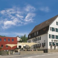 Traditionelles Gasthaus mit modernem Anbau und Terrasse, blauer Himmel im Hintergrund. Hotel Lamm Hebsack in Remshalden-Hebsack., © TOMAS