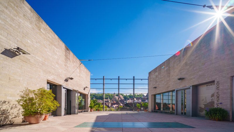 Die Kunsthalle Würth in Schwäbisch Hall bei strahlendem Sonnenschein. Moderne Architektur mit Blick auf die Stadt im Hintergrund., © Michael Kühneisen Die Kunsthalle Würth in Schwäbisch Hall bei strahlendem Sonnenschein. Moderne Architektur mit Blick auf die Stadt im Hintergrund., © Michael Kühneisen