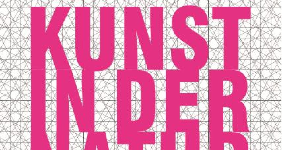 Grafik mit dem Text 'Kunst in der Natur' in pink auf geometrischem Hintergrund. Oben rechts steht 'Sculptoura' in einem Quadrat., &copy; Natur.Nah. Sch&ouml;nbuch & Heckeng&auml;u