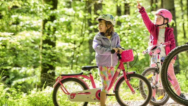 Kinder mit Fahrr&auml;dern im Wald, &copy; Remstal Tourismus e.V.