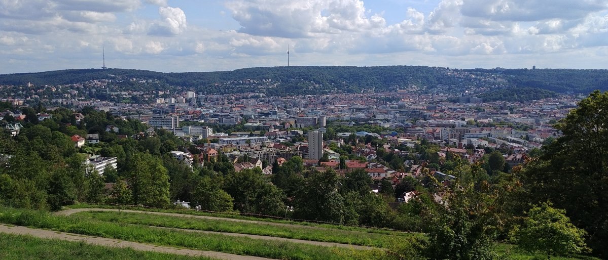 Panoramablick auf Stuttgart vom Bismarckturm aus, mit dem Fernsehturm im Hintergrund und gr&uuml;ner Landschaft im Vordergrund., &copy; Stuttgart-Marketing GmbH
