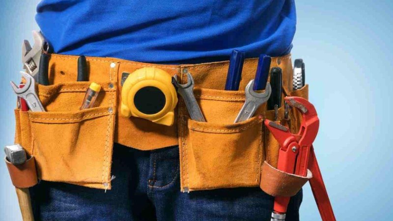 Werkzeuggürtel mit Schraubenschlüsseln, Zange, Maßband und anderen Werkzeugen vor blauem Hintergrund., © Bürgerengagement und Bürgerhäuser Werkzeuggürtel mit Schraubenschlüsseln, Zange, Maßband und anderen Werkzeugen vor blauem Hintergrund., © Bürgerengagement und Bürgerhäuser