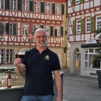 Biersommelier Armin Schmidt vor historischer Kulisse, © Stadtmarketing Leonberg Biersommelier Armin Schmidt vor historischer Kulisse, © Stadtmarketing Leonberg
