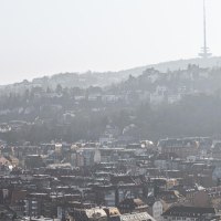 Blick &uuml;ber Stuttgart mit vielen H&auml;usern. Die Stadt liegt in einem Tal, umgeben von H&uuml;geln., &copy; Stuttgart-Marketing GmbH, Sarah Schmid