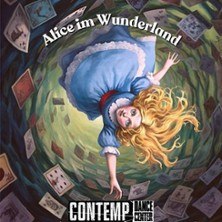 Alice fällt in einem blauen Kleid durch einen Tunnel, umgeben von schwebenden Spielkarten. Der Titel 'Alice im Wunderland' ist oben zu sehen., © links im Bild