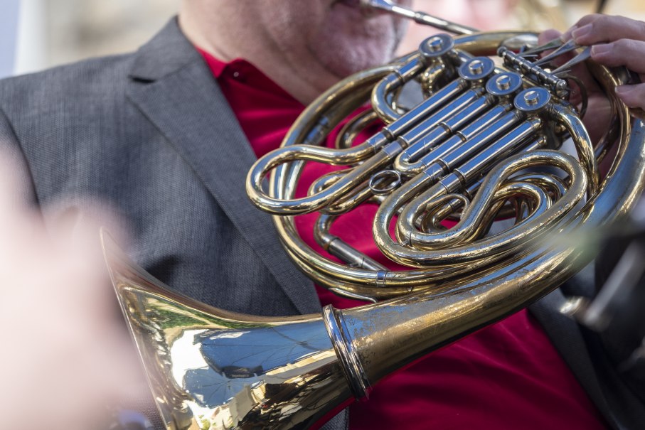 Ein Musiker in rotem Hemd und grauem Sakko spielt ein glänzendes Horn. Die Ventile und das Mundstück sind deutlich sichtbar., © Torsten Wenzler Ein Musiker in rotem Hemd und grauem Sakko spielt ein glänzendes Horn. Die Ventile und das Mundstück sind deutlich sichtbar., © Torsten Wenzler