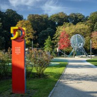Ein Park mit einer bunten Skulptur und einem Spielplatz. Herbstbäume im Hintergrund, blauer Himmel mit Wolken., © René Straube Ein Park mit einer bunten Skulptur und einem Spielplatz. Herbstbäume im Hintergrund, blauer Himmel mit Wolken., © René Straube