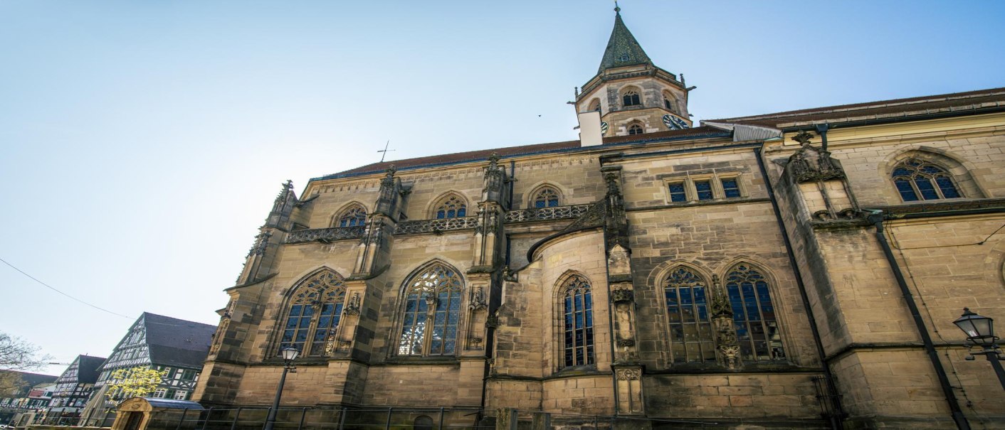 Die Schorndorfer Stadtkirche mit gotischen Fenstern und Turm, aufgenommen im Weitwinkel. Links sind Fachwerkhäuser zu sehen., © SMG Stuttgart Marketing GmbH - Sarah Schmid Die Schorndorfer Stadtkirche mit gotischen Fenstern und Turm, aufgenommen im Weitwinkel. Links sind Fachwerkhäuser zu sehen., © SMG Stuttgart Marketing GmbH - Sarah Schmid