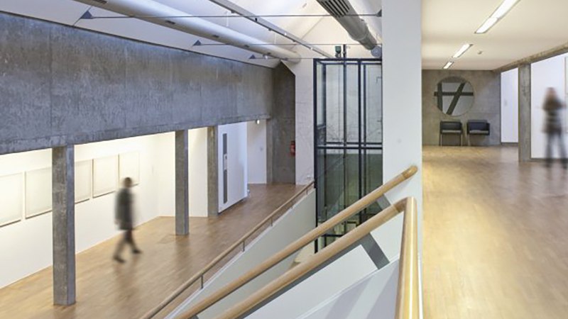 Moderne Galerie mit Betonwänden, Holzböden und minimalistischer Kunst. Menschen bewegen sich durch den Raum., © Stuttgart-Marketing GmbH