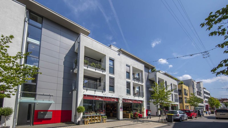 Moderne Wohngebäude in Fellbach, sonniger Tag, blauer Himmel, Autos parken entlang der Straße, Menschen spazieren., © Stadt Fellbach Moderne Wohngebäude in Fellbach, sonniger Tag, blauer Himmel, Autos parken entlang der Straße, Menschen spazieren., © Stadt Fellbach