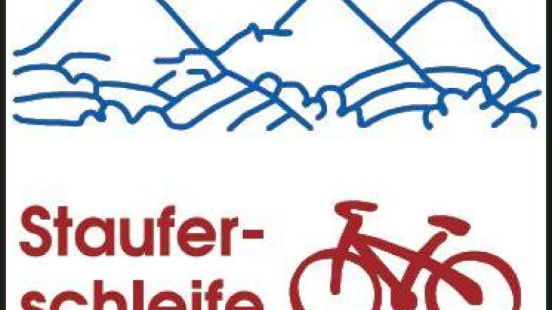 Logo der Stauferschleife: Oben blaue Bergsilhouette, unten roter Schriftzug 'Stauferschleife' und ein rotes Fahrrad., &copy; Remstal Tourismus e.V.