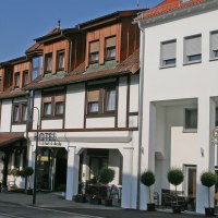 Fachwerkhotel mit moderner Fassade, Hotel Goldener Pflug. Links B&auml;ume, rechts Barbereich mit Sitzgelegenheiten. Sonniger Tag., &copy; Hotel & Restaurant Goldener Pflug