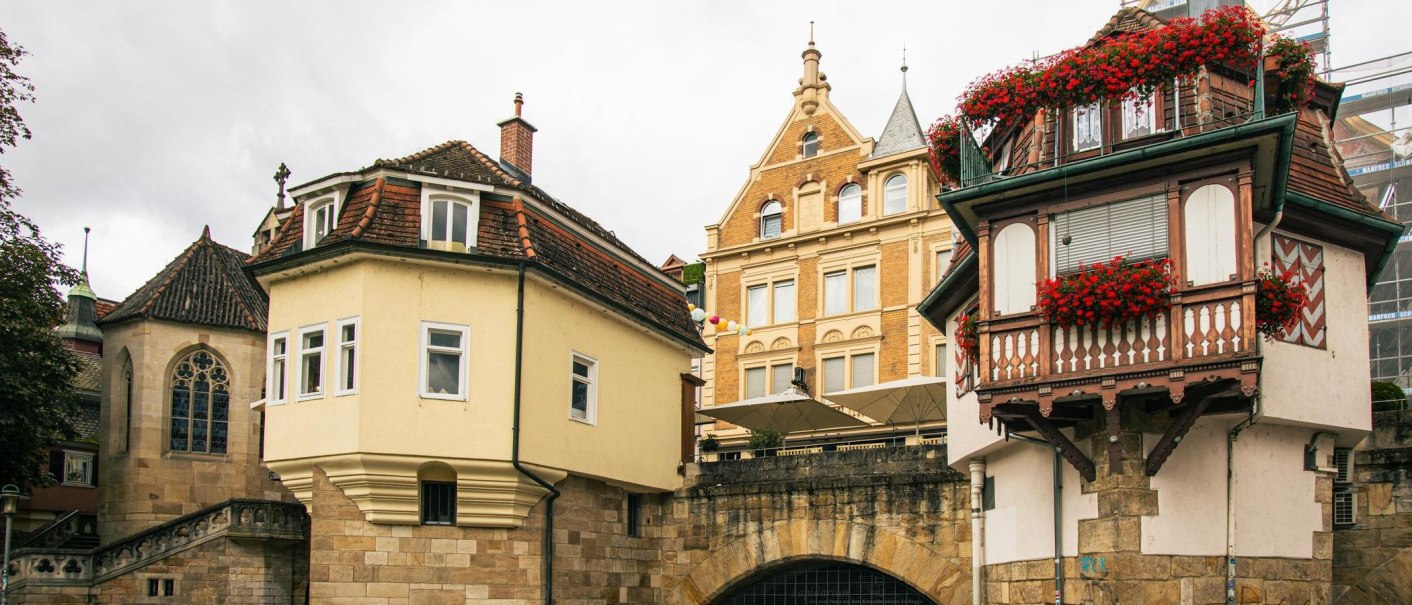 Historische Geb&auml;ude in Esslingen mit Fachwerk und roten Blumen auf den Balkonen. Die Architektur zeigt traditionelle Stilelemente., &copy; Stuttgart-Marketing GmbH, Sarah Schmid