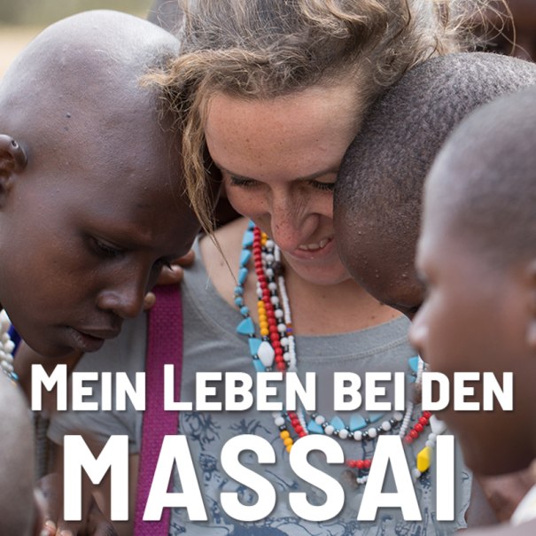 Eine Frau umarmt drei Massai-Kinder, alle lächeln und tragen bunte Perlenketten. Text: 'Mein Leben bei den Massai'., © Expedition Erde Eine Frau umarmt drei Massai-Kinder, alle lächeln und tragen bunte Perlenketten. Text: 'Mein Leben bei den Massai'., © Expedition Erde