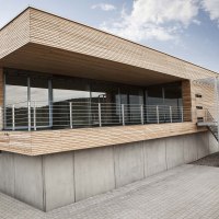 Modernes Gebäude mit Holzverkleidung, großen Fenstern und Metallgeländer. Außenansicht bei Tageslicht, klare Linien und minimalistisches Design., © Weingut Knauß Modernes Gebäude mit Holzverkleidung, großen Fenstern und Metallgeländer. Außenansicht bei Tageslicht, klare Linien und minimalistisches Design., © Weingut Knauß