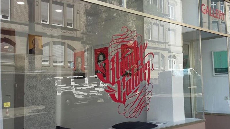 Schaufenster der Bloody Colors Gallery mit rotem Schriftzug und Spiegelung der gegen&uuml;berliegenden Geb&auml;ude., &copy; Horst Krick