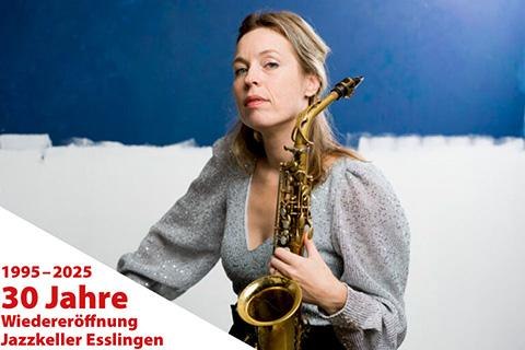 Frau mit Saxophon vor blauem Hintergrund, Text: 30 Jahre Wiedereröffnung Jazzkeller Esslingen 1995–2025., © Tineke Postma Group © Merlijn Doomernik Frau mit Saxophon vor blauem Hintergrund, Text: 30 Jahre Wiedereröffnung Jazzkeller Esslingen 1995–2025., © Tineke Postma Group © Merlijn Doomernik