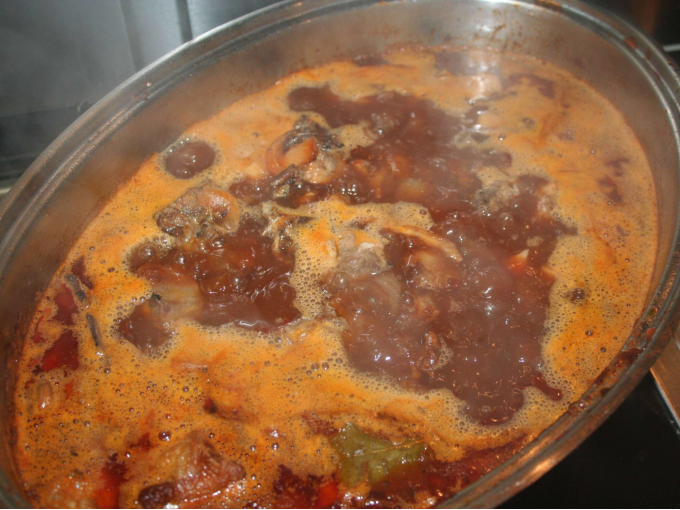 Ein Topf mit k&ouml;chelnder brauner Sauce, Gem&uuml;se und Fleischst&uuml;cken. Dampf steigt auf., &copy; Kultweine-Kochwelten-Kunst&uuml;cke - Kochschule Sonja Lenz