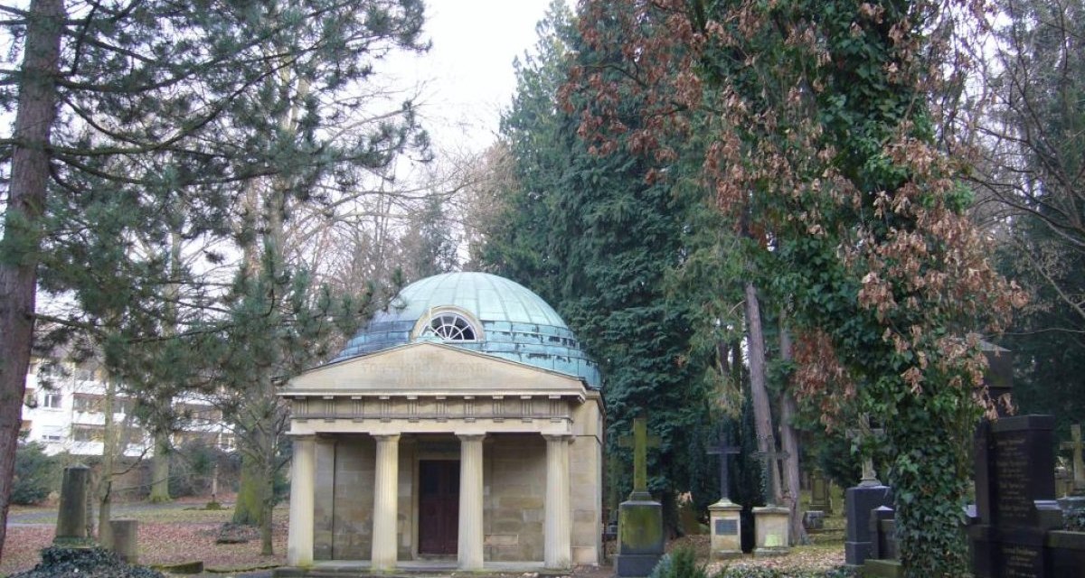 Ein altes Mausoleum mit Kuppeldach auf einem Friedhof, umgeben von hohen Bäumen und Grabsteinen. Herbstliche Atmosphäre., © Ludwigsburg - Stuttgart-Marketing GmbH Ein altes Mausoleum mit Kuppeldach auf einem Friedhof, umgeben von hohen Bäumen und Grabsteinen. Herbstliche Atmosphäre., © Ludwigsburg - Stuttgart-Marketing GmbH