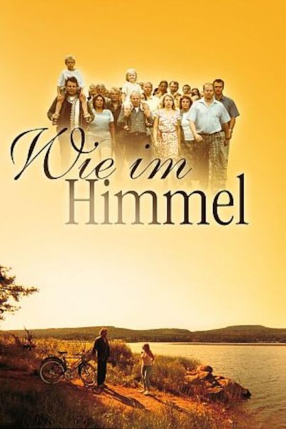 Filmplakat von 'Wie im Himmel' zeigt eine Gruppe von Menschen vor einem gelben Hintergrund und ein Paar am Seeufer mit einem Fahrrad., &copy; Interessengemeinschaft Kultur Sindelfingen / B&ouml;blingen e.V.