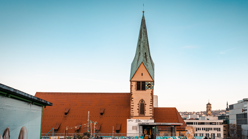 Blick vom obersten Parkdeck des Züblin-Parkhauses auf die St. Leonhardskirche., © Stuttgart-Marketing GmbH, Sarah Schmid