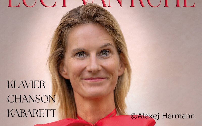 Porträt einer lächelnden Frau mit blonden Haaren. Text: Klavier, Chanson, Kabarett. Hintergrund in Beige., © Kultur- und Sportamt Stadt Bietigheim-Bissingen