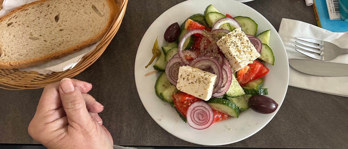Griechischer Salat mit Feta, Oliven und Zwiebeln, serviert mit Brot und Kaffee. Ein gemütliches Bistro-Erlebnis., © cBistro09 Griechischer Salat mit Feta, Oliven und Zwiebeln, serviert mit Brot und Kaffee. Ein gemütliches Bistro-Erlebnis., © cBistro09