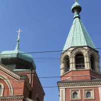 Zwei Kircht&uuml;rme der russischen Kirche St. Nikolai mit blauen D&auml;chern und goldenen Kreuzen vor klarem Himmel., &copy; SMG