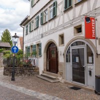Eingang des Galli Theaters in Backnang, an einem Fachwerkhaus mit rotem Theaterschild. Kopfsteinpflasterstraße und Laterne im Vordergrund., © Stuttgart Marketing GmbH, Fotografin Martina Denker Eingang des Galli Theaters in Backnang, an einem Fachwerkhaus mit rotem Theaterschild. Kopfsteinpflasterstraße und Laterne im Vordergrund., © Stuttgart Marketing GmbH, Fotografin Martina Denker